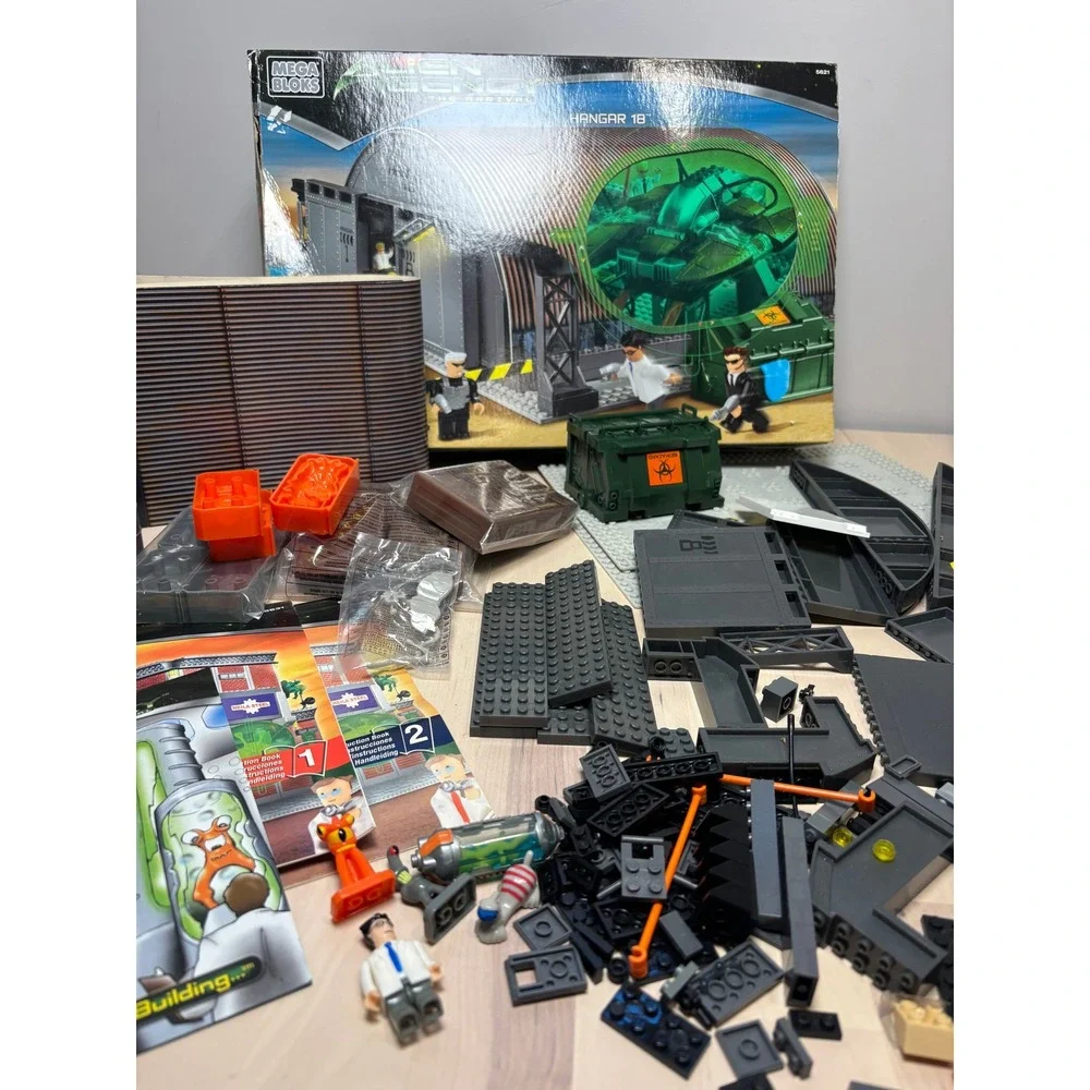 Mega Bloks Alien Agency Hangar 18 5621 & DNA Lab 5631 Mixed Lot 2002 Incomplete